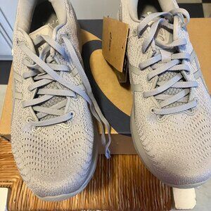 ASICS Gel Cumulus 24 Grey Size 8 NWT